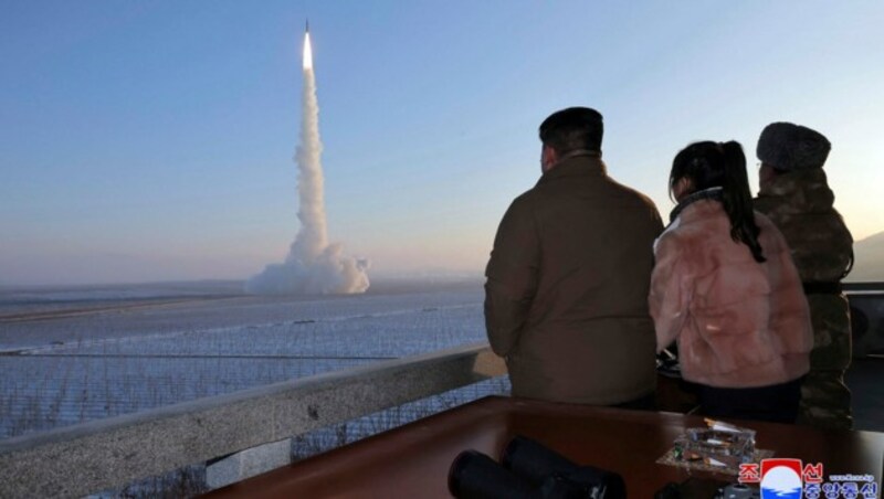 Der nordkoreanische Machthaber Kim Jong Un, dessen Tochter und ein Beamter beobachten den Test einer Interkontinentalrakete. (Bild: ASSOCIATED PRESS)