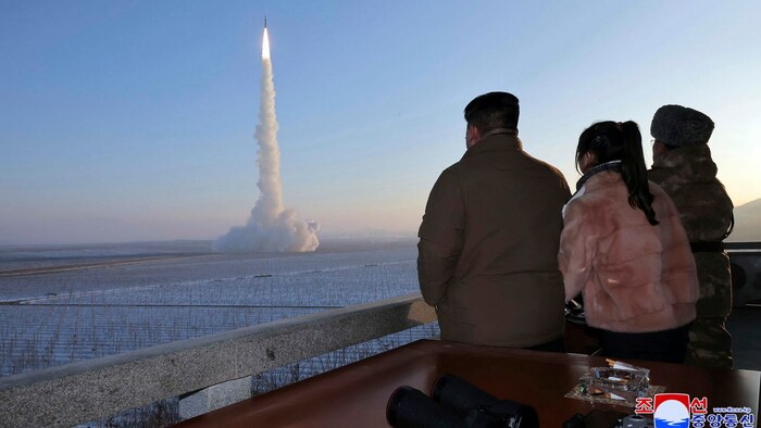 Der nordkoreanische Machthaber Kim Jong Un, dessen Tochter und ein Beamter beobachten den Test ...