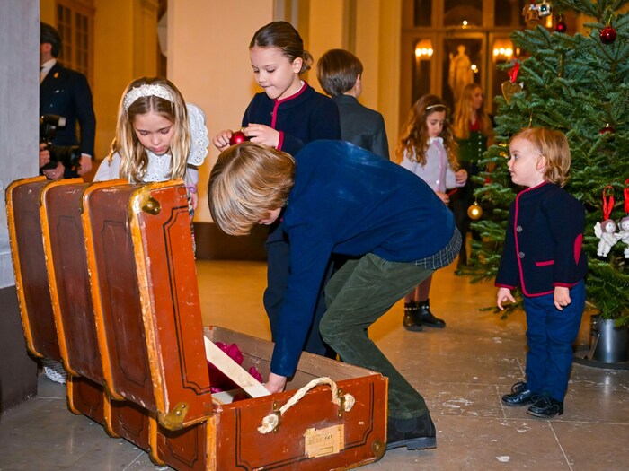 Prinzessin Leonor (links), Prinz Alexander (Mitte) und Prinz Nicolaus suchen Weihnachtskugeln ...