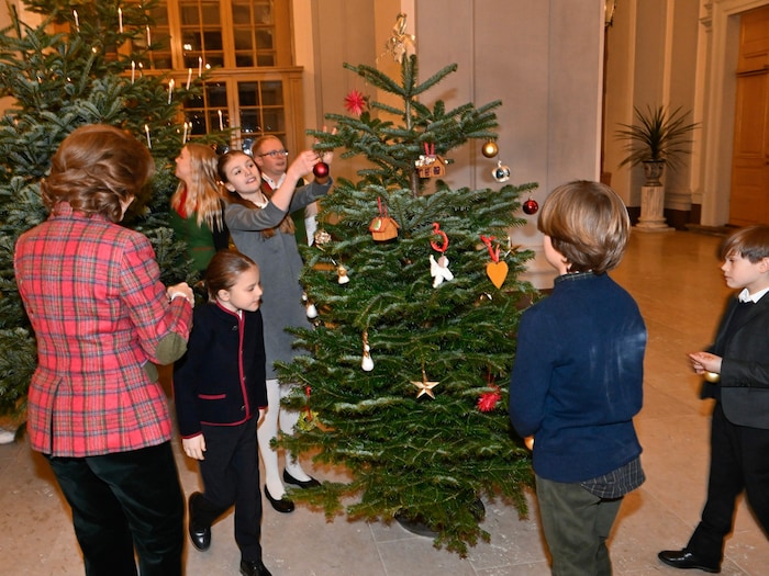 Königin Silvia schmückt mir ihren Enkelkindern die Weihnachtsbäume des Schlosses.