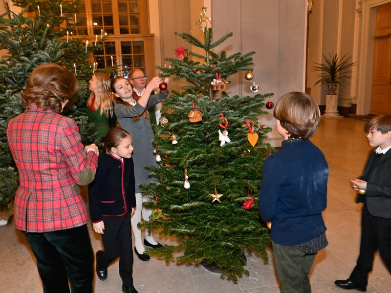 Königin Silvia schmückt mir ihren Enkelkindern die Weihnachtsbäume des Schlosses. (Bild: Jonas Ekströmer / TT News Agency / picturedesk.com)