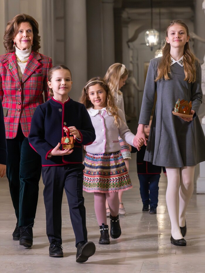 Königin Silvia mit Prinz Alexander, Prinzessin Adrienne und Prinzessin Estelle.