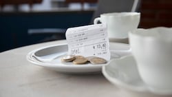 Besonders Restaurantbesuche und Freizeitaktivitäten machen das Leben weiter teuer. (Bild: stock.adobe.com - Klaus Schneider)