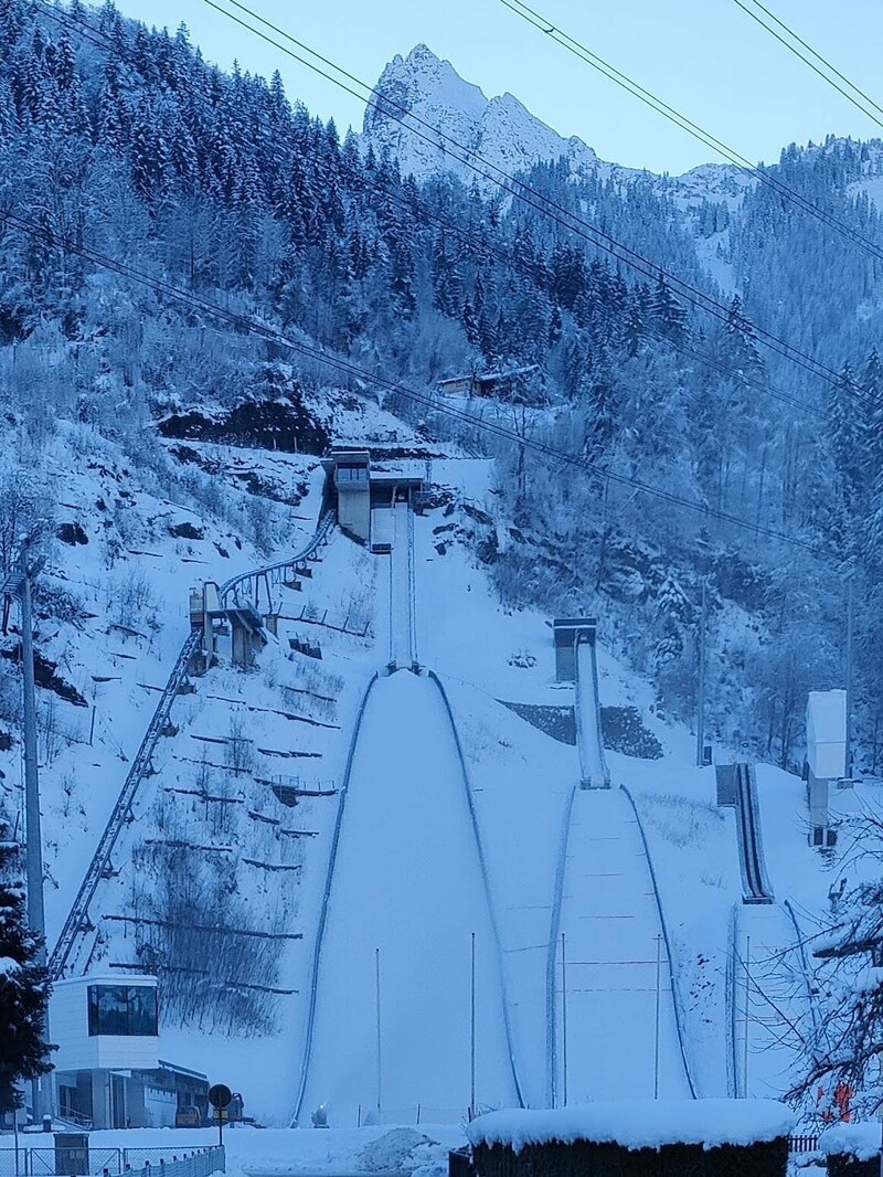 Von solchen Schneeverhältnissen wie im Dezember 2020 kann man derzeit im Schanzenzentrum Tschagguns nur träumen. (Bild: Peter Weihs/Kronenzeitung)