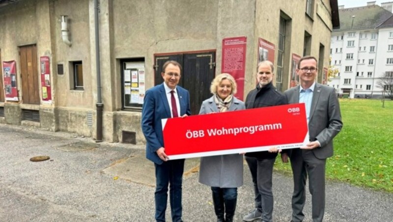 Matthias Stadler, Projektleiterin Vera Casper, Energieexperte Gerhard Hofer und Georg Ortner vor dem Pumpenhaus, das ebenfalls saniert werden soll. (Bild: Thomas Werth)