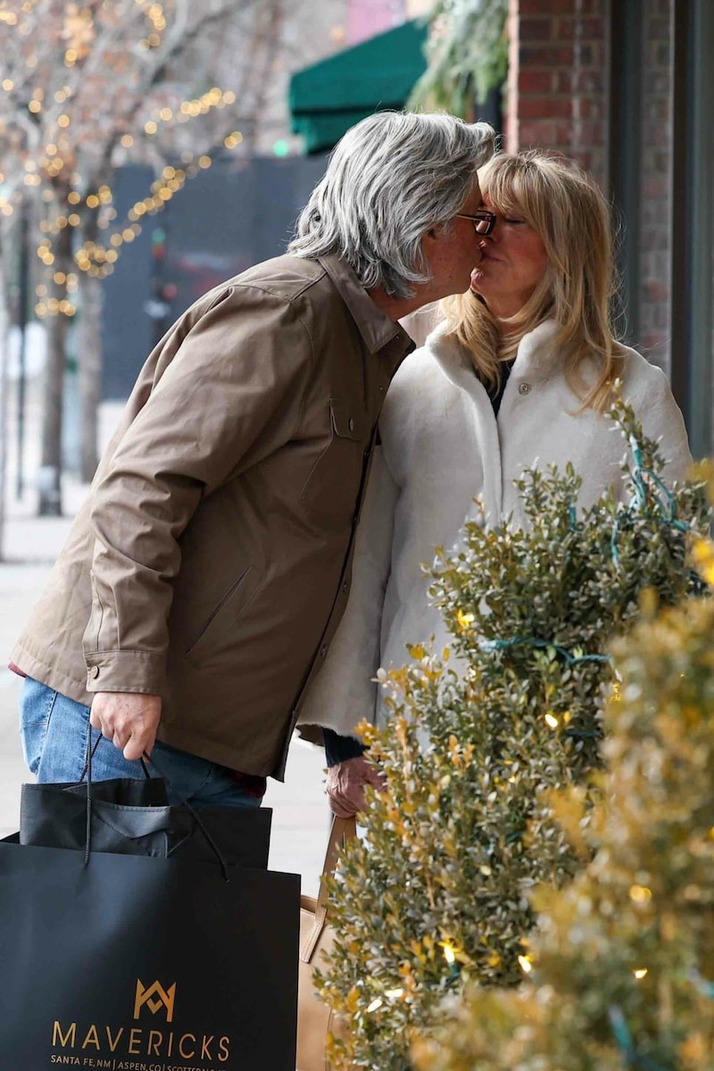 Goldie Hawn und Kurt Russel scheinen sehr verliebt, während sie in Aspen Weihnachts-Einkäufe erledigen. (Bild: www.PPS.at)