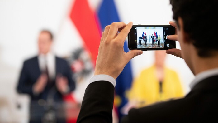 Kleines Gerät, große Wirkung: Beschlagnahmte Handys haben in Österreich schon eine Regierung ...