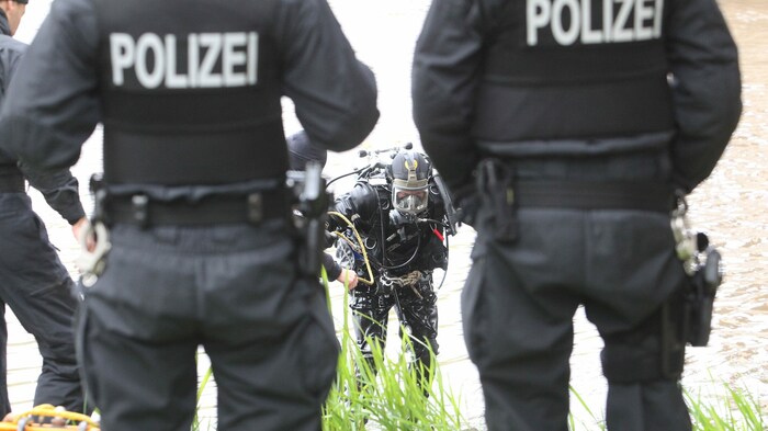 Zehn Experten von der Wasserschutzpolizei waren im eiskalten Fluss Lauchert im Einsatz.