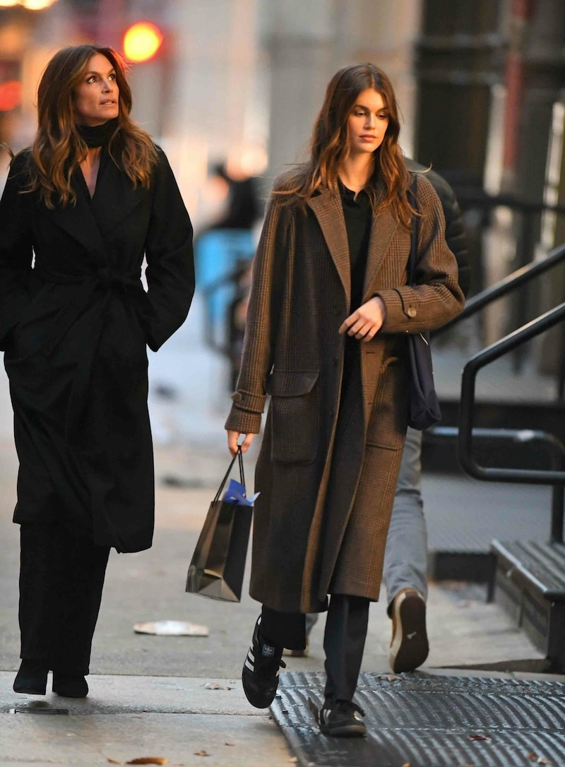 Cindy Crawford und Kaia Gerber stylisch beim Einkaufen. (Bild: www.PPS.at)