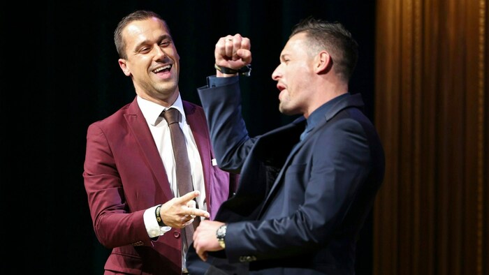 Schnick, schnack, schnuck - wer wird der Hallenkönig? Michael Liendl (l.) tanzt mit Kumpel ...