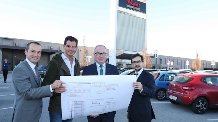 Pernkopf mit Vösendorfs Bürgermeister Hannes Koza und Center- Managern Zsolt Juhasz (links) ...