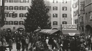 Der erste Markt von 4. bis 21. Dezember 1973. Der Weihnachtsbaum wurde im darauffolgenden Jahr umgestellt. (Bild: © Stadtarchiv_Stadtmuseum)