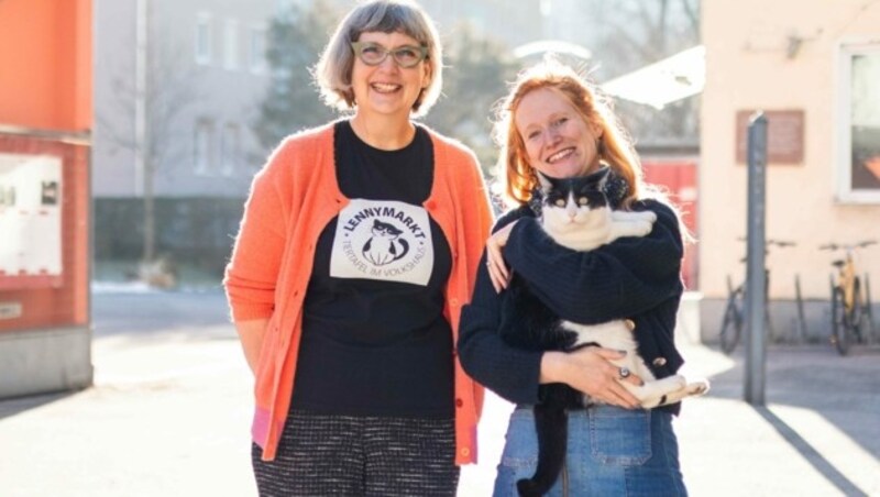 Gudrun Haller und Daniela Katzensteiner mit dem namensgebenden Kater Lenny (Bild: Alisa Vengerova)