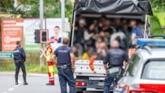 Am 27. Augst wurde der Pritschenwagen mit 56 Kurden an Bord auf der Linzer Rudolfkreuzung gestoppt. (Bild: TEAM FOTOKERSCHI / KERSCHBAUMMAYR)