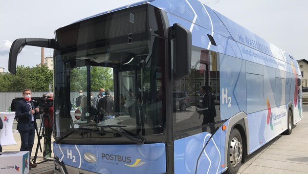 Ein technisches Gebrechen an einem Wasserstoffbus sorgte Montagfrüh im Linienverkehr für Chaos. (Bild: Peter Kleinrath)