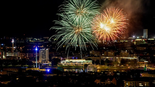 Zweimal im Jahr, während des Urfahranermarktes, erstrahlt der Linzer Nachthimmel dank eines großen Feuerwerks. In der Silvesternacht bleibt ein solch farbenfrohes Spektakel wieder aus. (Bild: Dostal Harald)