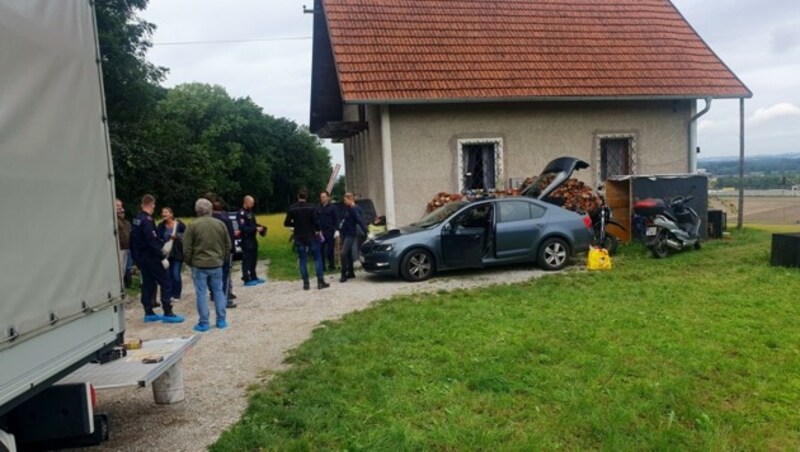 In diesem Haus in Ansfelden sollen Hunde grausam gehalten worden sein. (Bild: Tierparadies Schabenreith/Hofner)