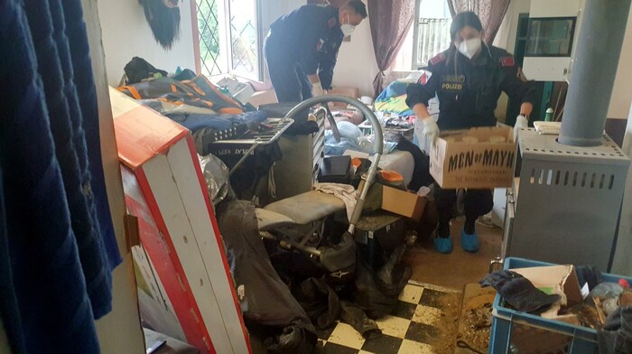 Auch Drogen, Waffen und Falschgeld wurden bei der Razzia sichergestellt.