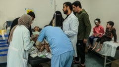 Verletzte Kinder in der Notaufnahme des Al-Kuwait-Krankenhauses in Rafah im südlichen Gazastreifen. (Bild: AFP)