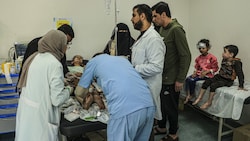 Verletzte Kinder in der Notaufnahme des Al-Kuwait-Krankenhauses in Rafah im südlichen Gazastreifen. (Bild: AFP)