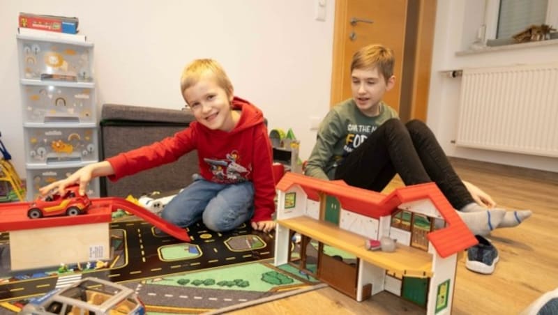 Fabian (5) und Alex (11) wirken am ersten Blick wie gesunde Kinder. Ihre Beeinträchtigung wird am zweiten Blick deutlich. (Bild: Scharinger Daniel)