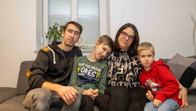 Die Eltern Andreas (41) und Andrea (38) mit ihren Söhnen. Sie würden Alexander und Fabian gerne noch eine Delfintherapie ermöglichen. (Bild: Scharinger Daniel)