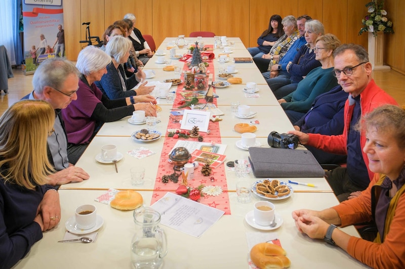 Wenn eine Teilnehmerin etwas aus ihrem Leben erzählt, hören alle anderen zu - eine einfache Regel. (Bild: Horst Einöder/Flashpictures)