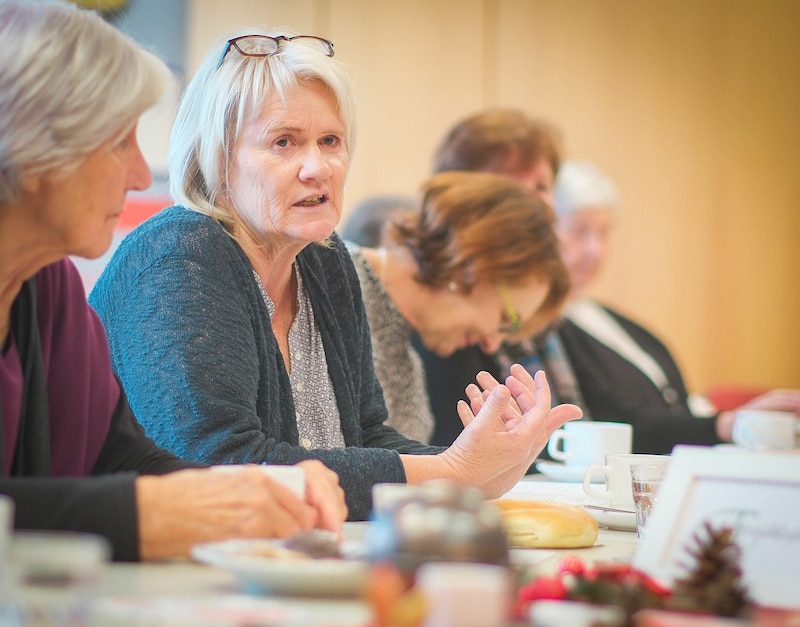 Birgit Aigner hat insgesamt bereits 40 Erzählcafés mit rund 536 Teilnehmern durchgeführt und außerdem vielen anderen Interessierten ihr Herzensprojekt nähergebracht. (Bild: Horst Einöder/Flashpictures)