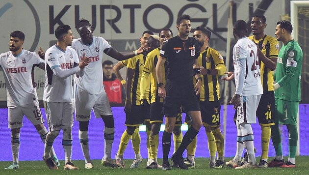 Turbulente Szenen bei Istanbulspor gegen Trabzonspor (Bild: SeskimPhoto / Seskim / picturedesk.com)