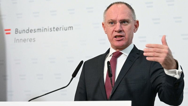 The police will carry out more checks, especially in areas close to the border, and consistently take narcotics and drug drivers out of circulation, says Interior Minister Gerhard Karner (ÖVP). (Bild: APA/HELMUT FOHRINGER)