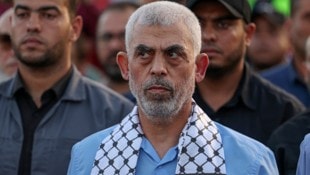 Steht auf Israels Abschussliste – mittlerweile einsam – ganz oben: Hamas-Chef Jihia al-Sinwar. (Bild: APA/AFP/MAHMUD HAMS)