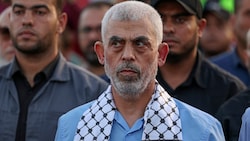 Steht auf Israels Abschussliste – mittlerweile einsam – ganz oben: Hamas-Chef Jihia al-Sinwar. (Bild: APA/AFP/MAHMUD HAMS)