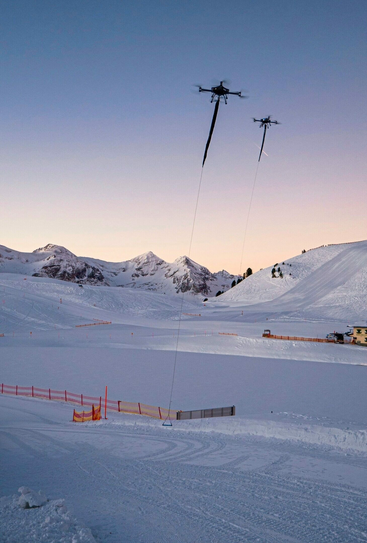 Zwei zweieinhalt Meter große Drohnen wurden als Zuggeräte für die Snowboarderin und den Musiker ...