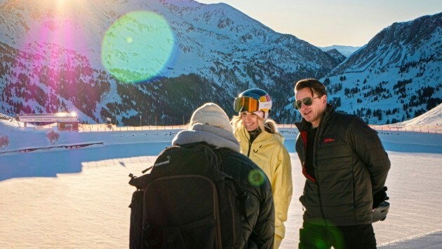 Besprechung abseits des Sets: Gabalier und Gasser bestens gelaunt (Bild: VanHans)