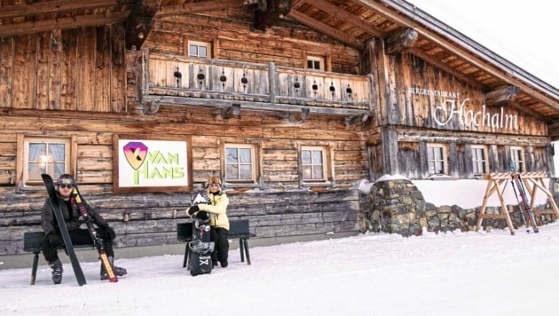 Einkehr und Rast: Gegenüber dem Set ging eine Lawine ab. Niemand wurde gefährdet und Gasser nahm es locker und scherzte: „Verdammt, wenn wir dort drehen würden, könnten wir echte James-Bond-Stunts einbauen!“ (Bild: VanHans)