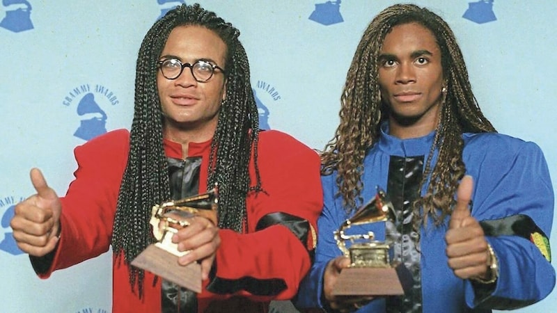 Rob und Fab alias Milli Vanilli: Hier mit ihrem Grammy. Sie waren die ersten Musik-Stars, die diesen zurückgeben mussten. (Bild: zvG)