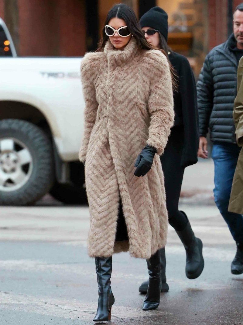 Kendall Jenner mit Freunden in Aspen. (Bild: www.PPS.at)