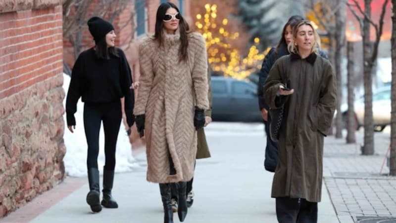 Kendall Jenner weiß, wie es geht: Sie zeigte sich Ende des letzten Jahres bereits als „Mob Wife“ in einem Fake-Fur-Mantel von Balenciaga in Aspen. (Bild: www.PPS.at)