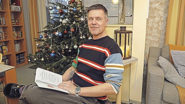 Norbert Pauser (52) ist seit fünf Jahren Kinderdorfvater in einer WG in Floridsdorf. Im Advent liest er den Kindern jeden Tag eine Geschichte vor. (Bild: klemens groh)