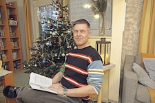 Norbert Pauser (52) ist seit fünf Jahren Kinderdorfvater in einer WG in Floridsdorf. Im Advent liest er den Kindern jeden Tag eine Geschichte vor. (Bild: klemens groh)