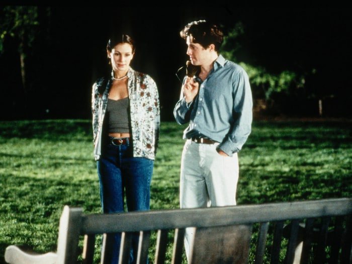 Julia Roberts und Hugh Grant in dem kleinen Park in London in dem Film „Notting Hill“