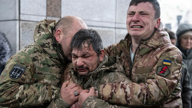 Ukrainische Soldaten weinen bei einer Trauerfeier in Kiew: Sie können nicht fassen, dass ihr geschätzter Kamerad gefallen ist. (Bild: ASSOCIATED PRESS)