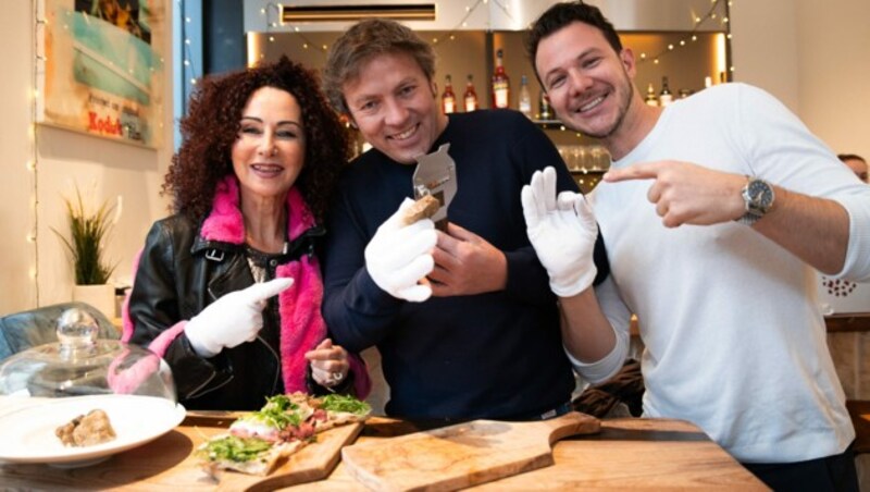 Trüffelhändler und -botschafter Luca Miliffi (Bild Mitte) und Christina “Mausi” Lugner durften die Il Bosso Trüffel Focaccia mit weißem Alba Trüffel gemeinsam mit Gastronom Benjamin Buxbaum schon verkosten. (Bild: David Ploberger Photography)