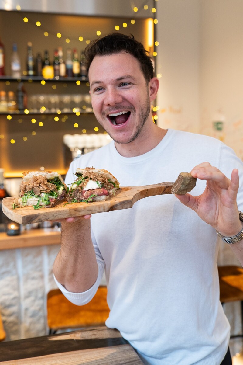 Gastronom Benjamin Buxbaum schmeckt‘s. (Bild: David Ploberger Photography)