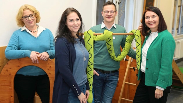 v.li.: Regula Mickel-Schnizer, Barbara Wallner, Daniel Reifer und Ingrid Pöschmann unterstützen ...
