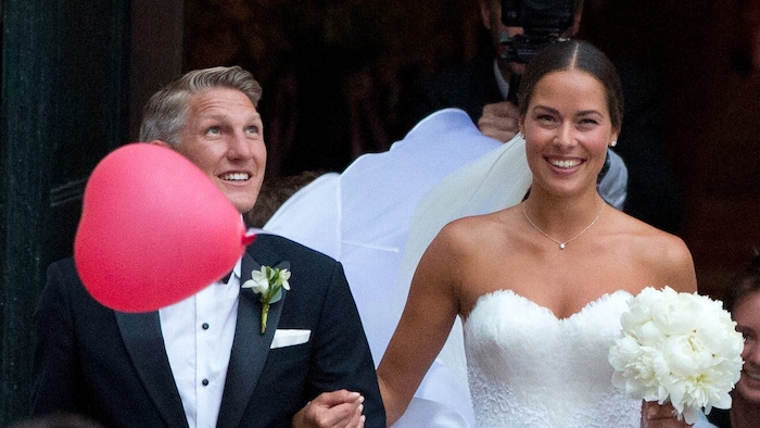 Bastian Schweinsteiger und die Tennisspielerin Ana Ivanovic verlassen nach ihrer kirchlichen ...