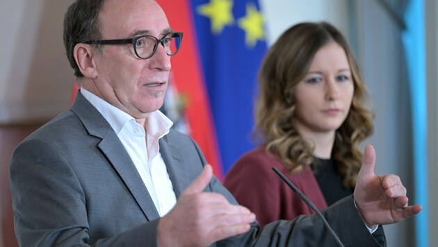 Sozial- und Gesundheitsminister Johannes Rauch (Grüne) und Staatssekretärin Claudia Plakolm (ÖVP) beim Pressefoyer nach der Sitzung des Ministerrates. (Bild: APA/ROLAND SCHLAGER)