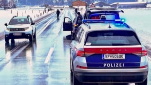 Polizei richtete wegen Verfolgungsjagd eine Straßensperre auf der B311 bei Saalfelden ein. (Bild: Tschepp Markus, Krone KREATIV)