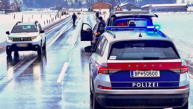 Police set up a roadblock on the B311 near Saalfelden because of the chase. (Bild: Tschepp Markus, Krone KREATIV)