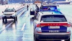 Eine von der Polizei errichtete Straßensperre im Zuge der Verfolgungsjagd in Saalfelden. (Bild: Tschepp Markus, Krone KREATIV)